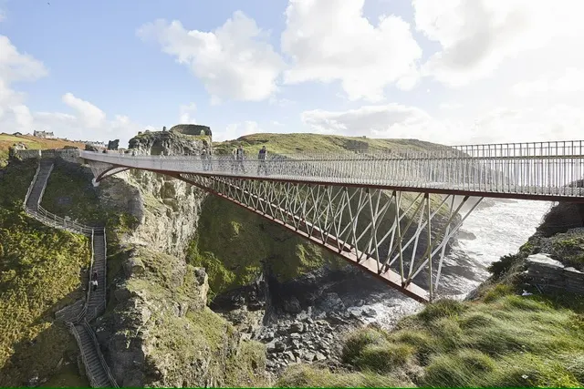 現代的 Tintagel Castle 已是熱門的旅遊景點。（網路照片）