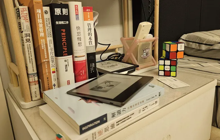 我枕邊放著的一些書籍