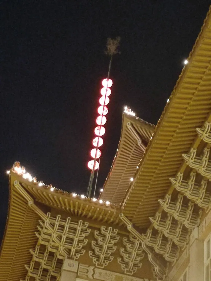 水陸法會會場到了晚上則會懸掛九龍燈指引六道眾生