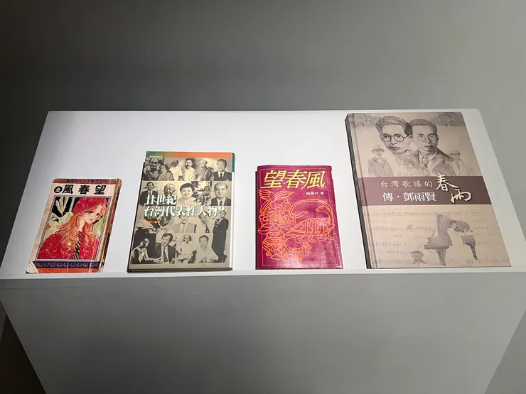 胡馨方，〈(n.) a very successful and powerful person〉，2024，影印紙、原子筆、書，尺寸依場地而訂。本文作者拍攝。