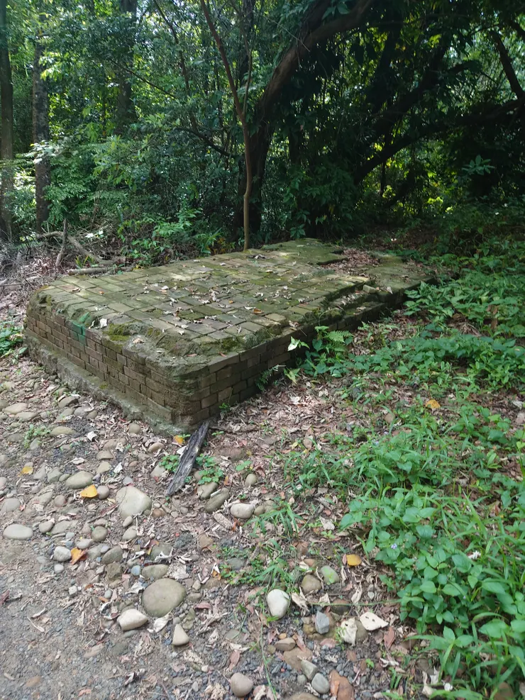這是一座火車站月台遺跡，鮮為人知，想知道這個遺跡的故事可以參考連結