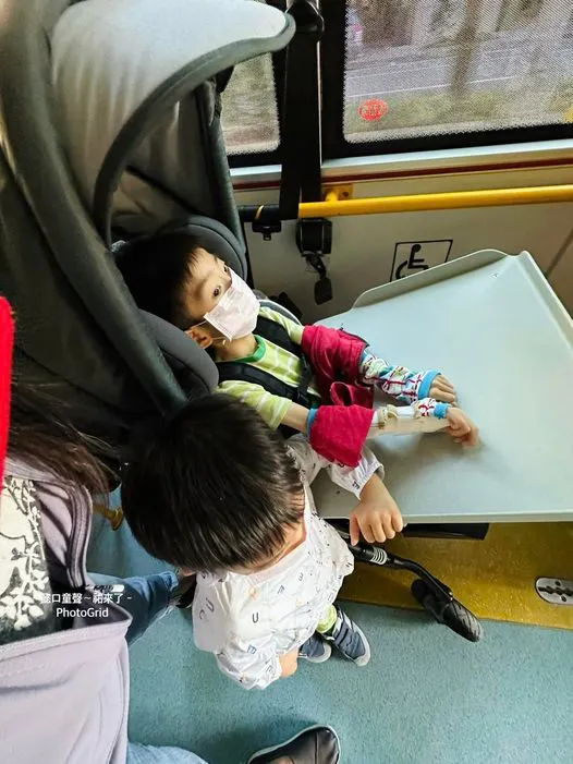 搭上這班公車前，我們遇到的差別待遇真的很傷人。司機不願意放下♿️需要的斜坡，最後是公車上好心的乘客協助我抬祐的輪椅。