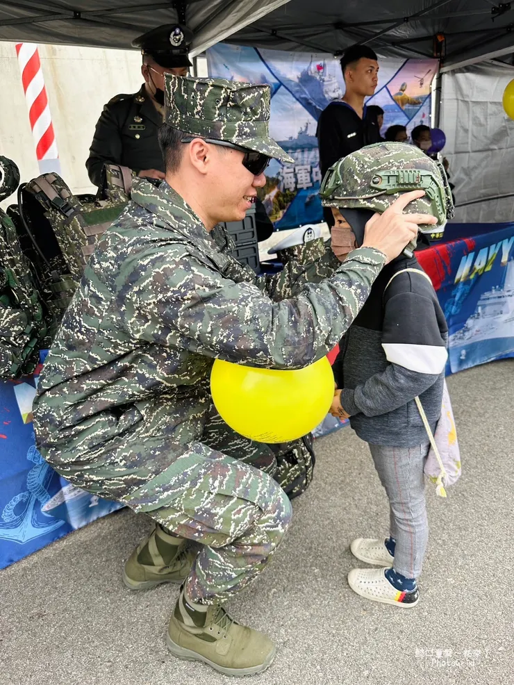 頭盔不是孩子的尺寸，但可以體驗拍照很可愛。