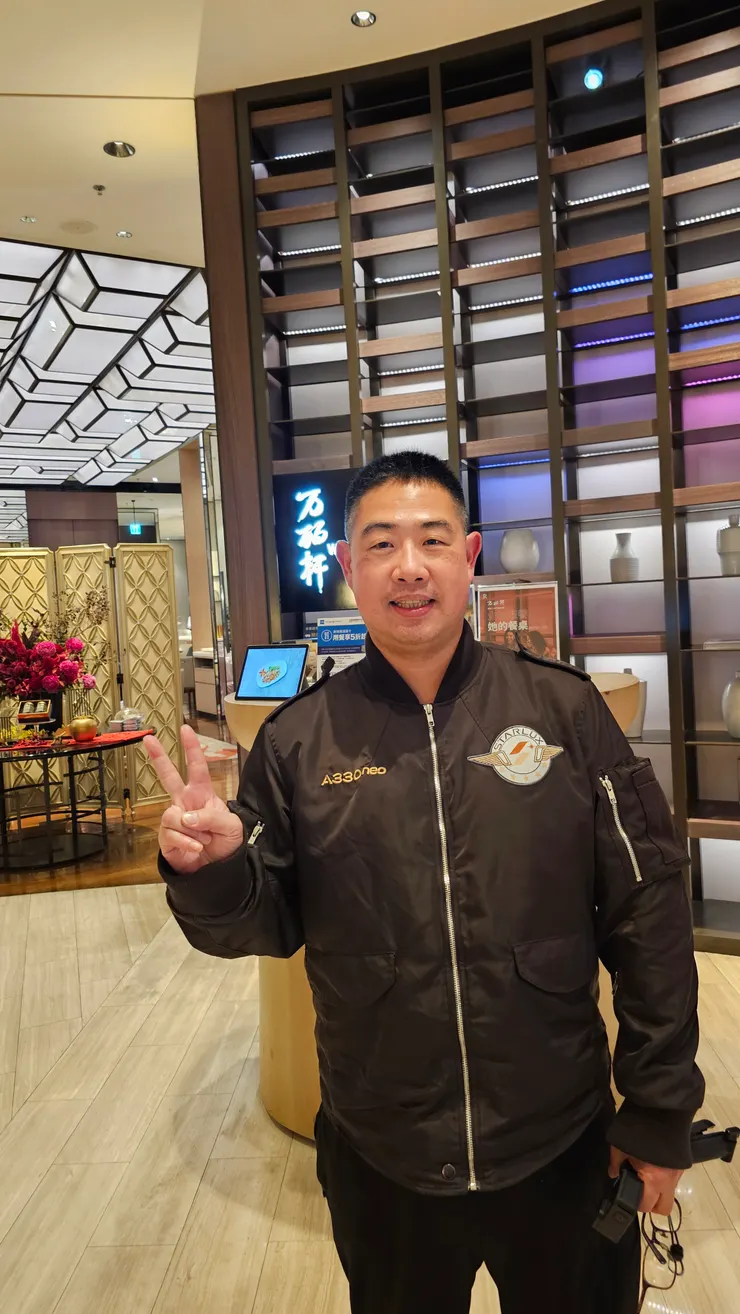 我在萬麗軒餐廳的大門口!