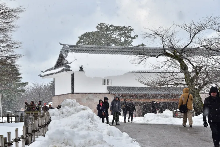 走道途中又開始下雪，遊客們也是不亦樂乎