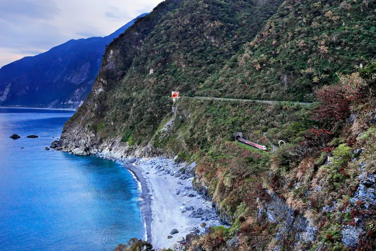 蘇花公路，可同時看到火車與汽車道（圖源：數位島嶼）