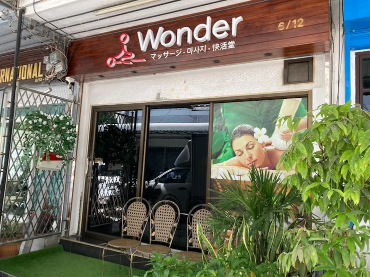 開在 BTS Asok 站附近的 Wonder Massage 是淫狐熟識的小姐擔任媽媽桑開的情色按摩