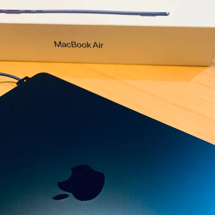 意外發現午夜黑在燈光下的色彩好迷人喔！