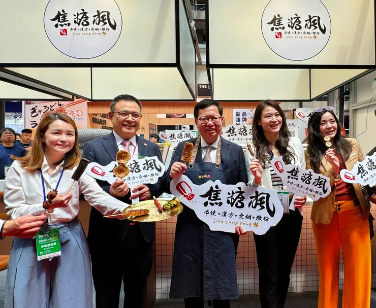 圖說：行政院副院長鄭文燦親臨焦糖楓當一日店長，體驗加盟主創業辛苦。（資料來源：焦糖楓）