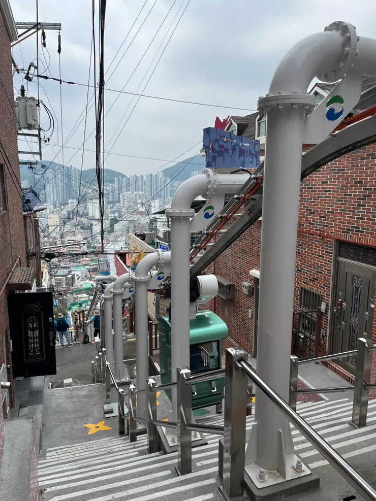 緩緩行進的列車。