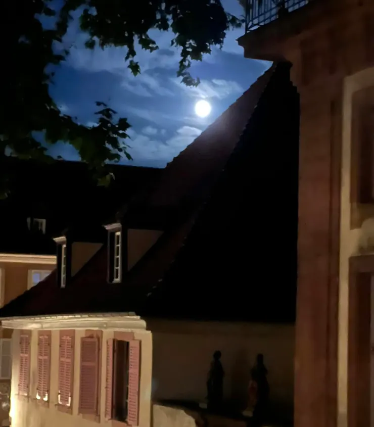 窗外，月圓的夜