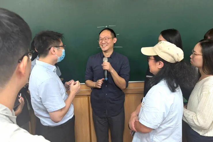 韓總經理課後仍解答大家提問（圖片取自 Kelvin Lin 同學的Facebook）