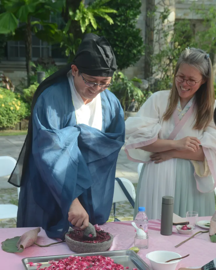 大老爺也在搗玫瑰糖，怎麼想起《金瓶梅》裡的西門慶？西門大老爺可是超愛吃各種玫瑰料理的！