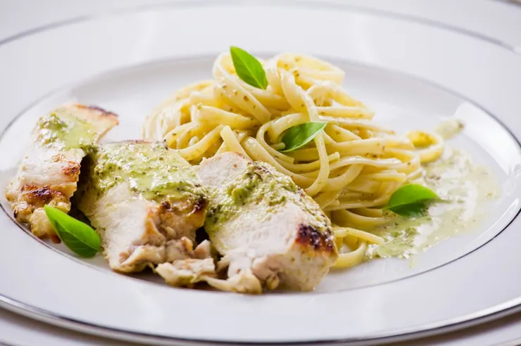 青醬雞胸義大利麵色香味俱全，青醬和橄欖油的清香與雞肉融合一起。圖/123RF圖庫