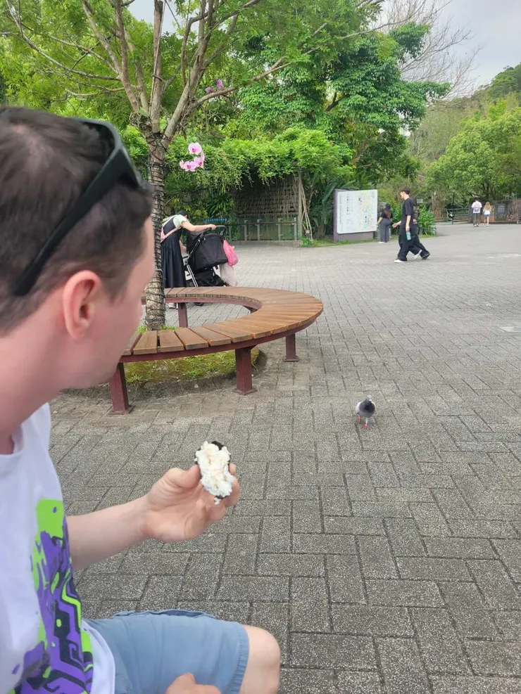 這人正在學鴿子點頭