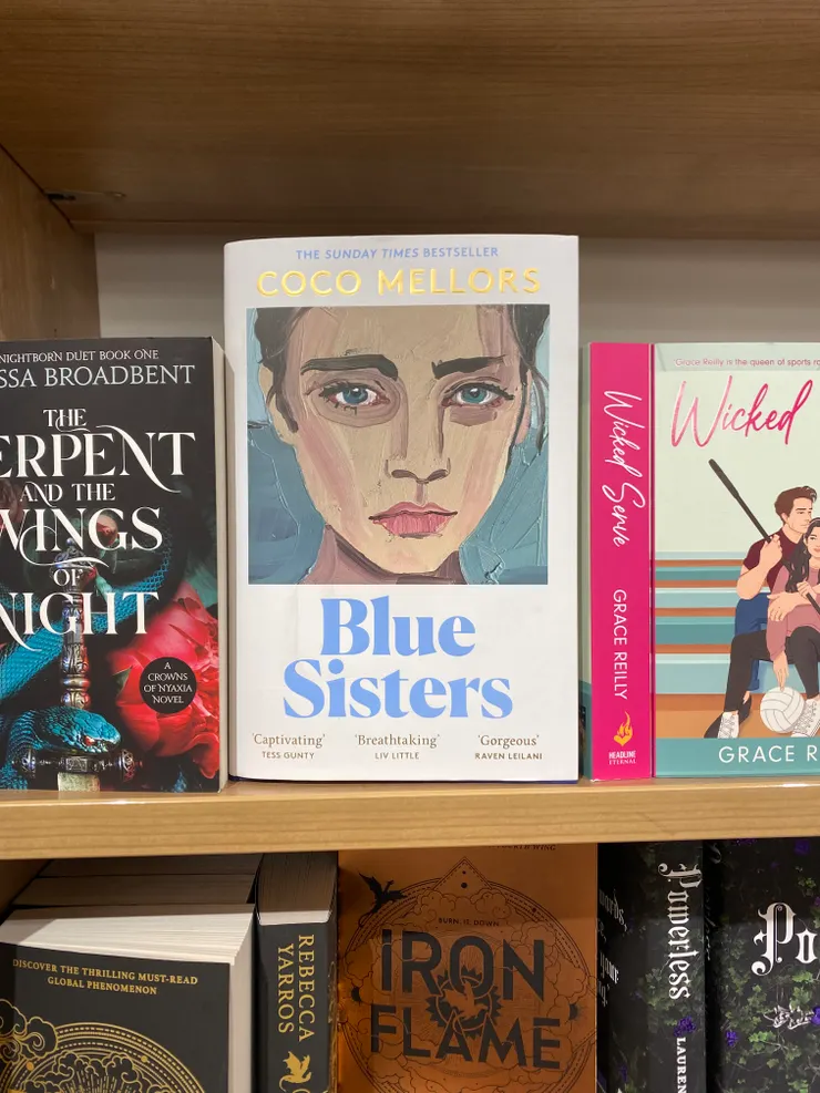 ▲《Blue Sisters》2024年5月出版的新書，距離我旅遊布拉格，大約是6個月前出版的，是英國女作家Coco Mellors所寫的小說。