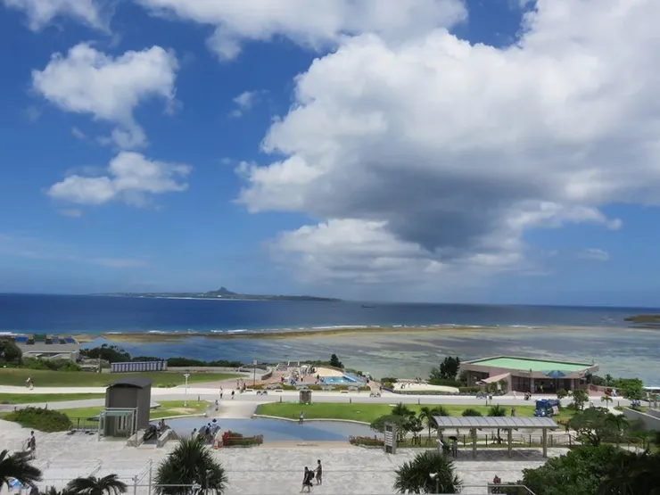 美麗海水族館，其實水族館只是其中一個建築物，整個景區是一個大公園來的。