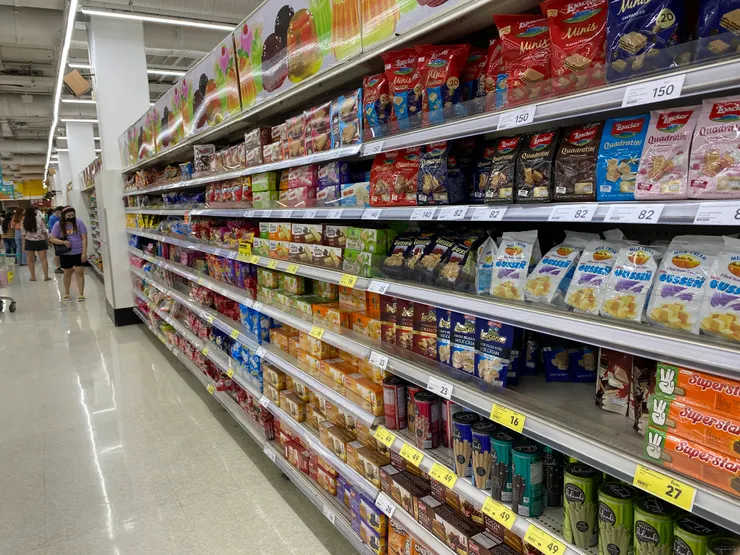 整個貨架都是巧克力或洋芋片