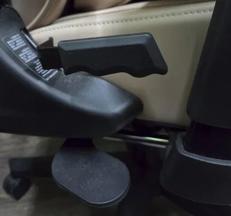 仰角跟高低可以調節,但是座椅前後跟前傾無法設定。