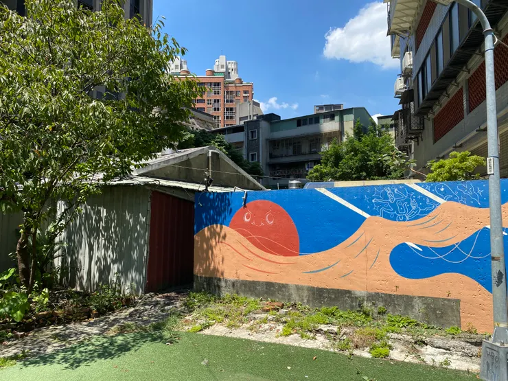 通過窄窄的巷道，後方就是劉協昌製麵工廠