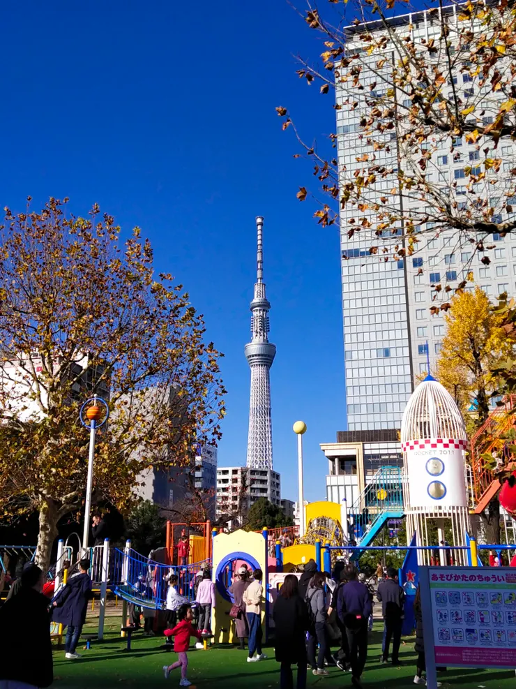 錦系公園熱鬧非凡，背景就是晴空塔