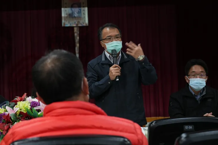 彰化縣政府教育處處長蔡金田,在大城鄉潭墘國小停辦公聽會上,提出對於提升彰化縣教育品質的解方,是再次招考大量的正式教師,暫無跟進代理教師全薪的規劃。(攝影/洪崇銘)