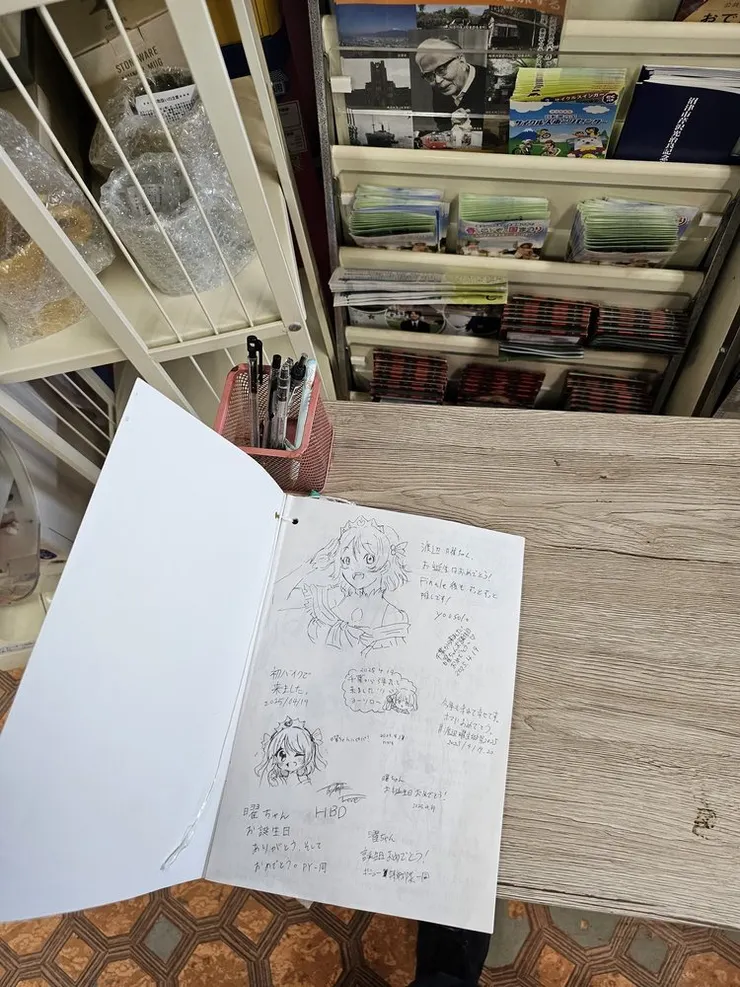 也有小本子能來寫下自己的一些話，大家都畫的好好看~