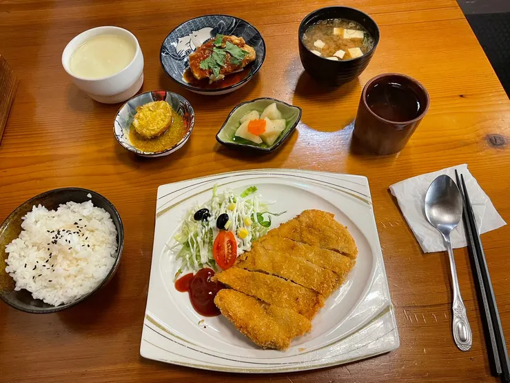 附熱麥茶可自取，筷子是好用的尖頭木筷