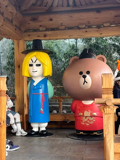 你好仁寺洞前的韓服熊大和詹姆士