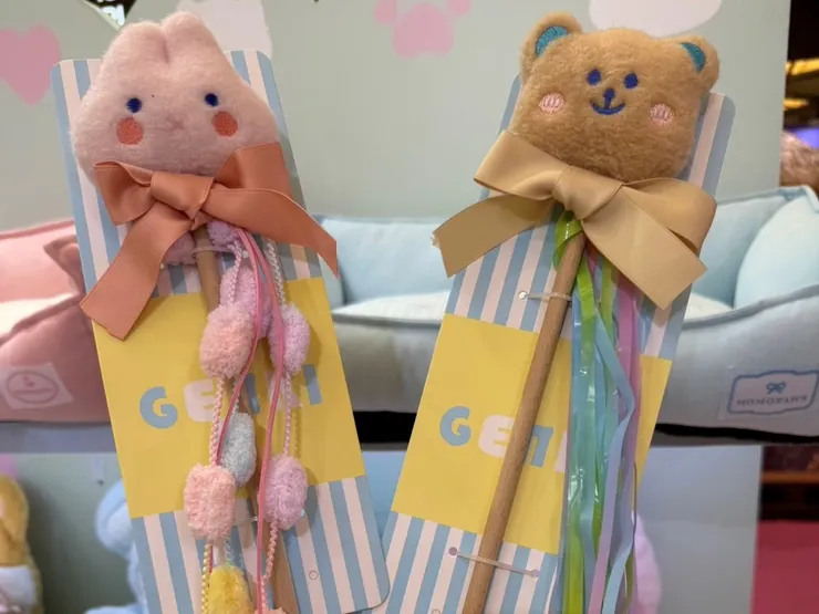 圖說：不只吃還要玩！寵物玩具推陳出新，「絨毛造型逗貓棒」採用親膚細膩的毛絨面料，更有多款可愛卡通造型，要讓貓貓們愛不釋手。（資料來源：尾巴丘）