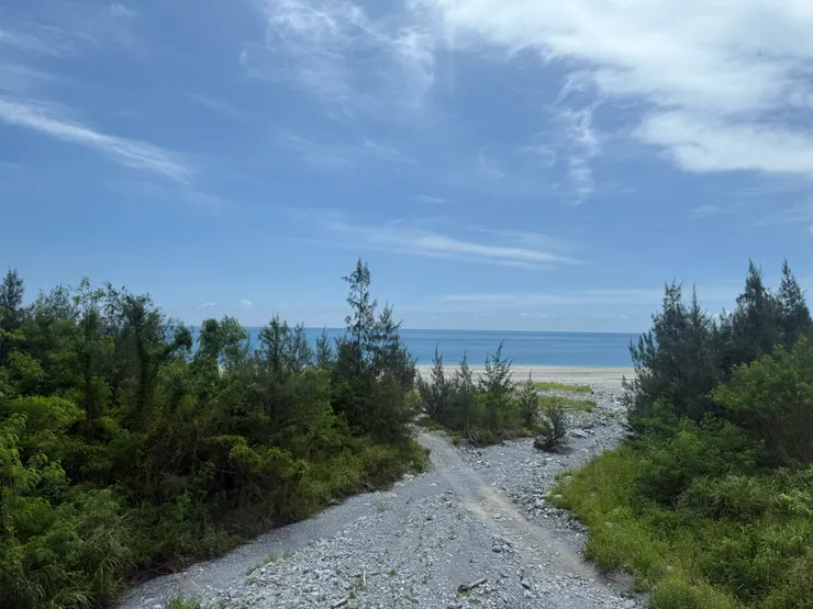 出隧道後豁然開朗的海景