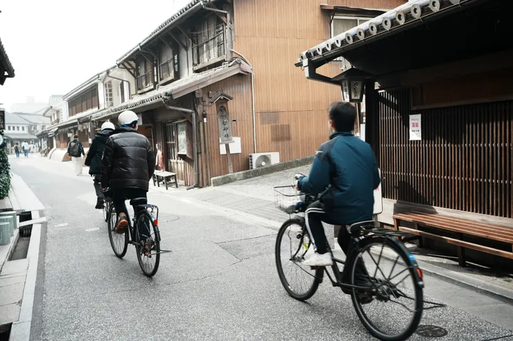 看起來像是學生的脚踏車騎士