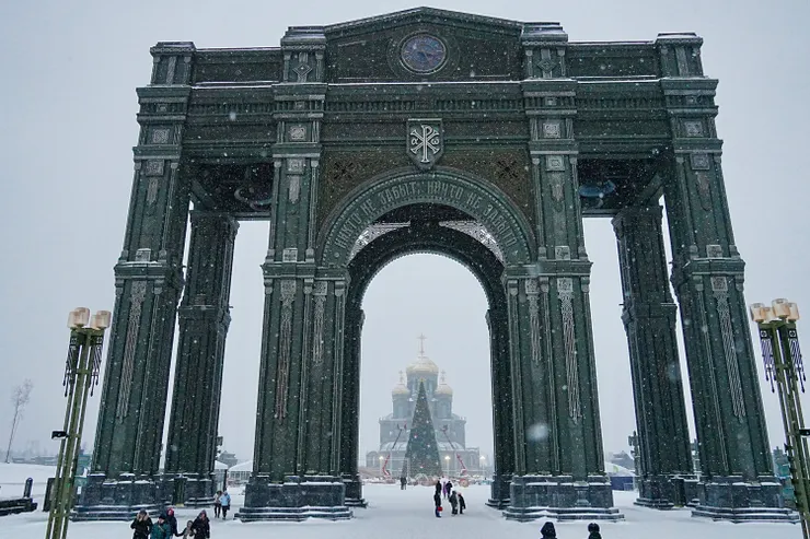 正在佈置聖誕樹