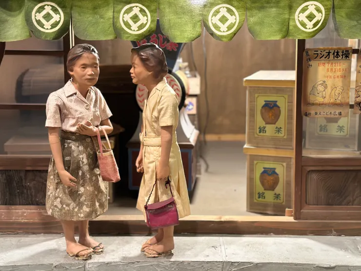 可以很近地看到街坊閒聊