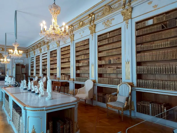 皇宮內的骨董家具