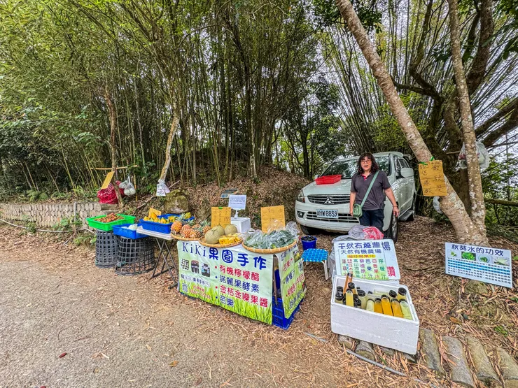登山口的老闆娘的水果和蔬菜很新鮮