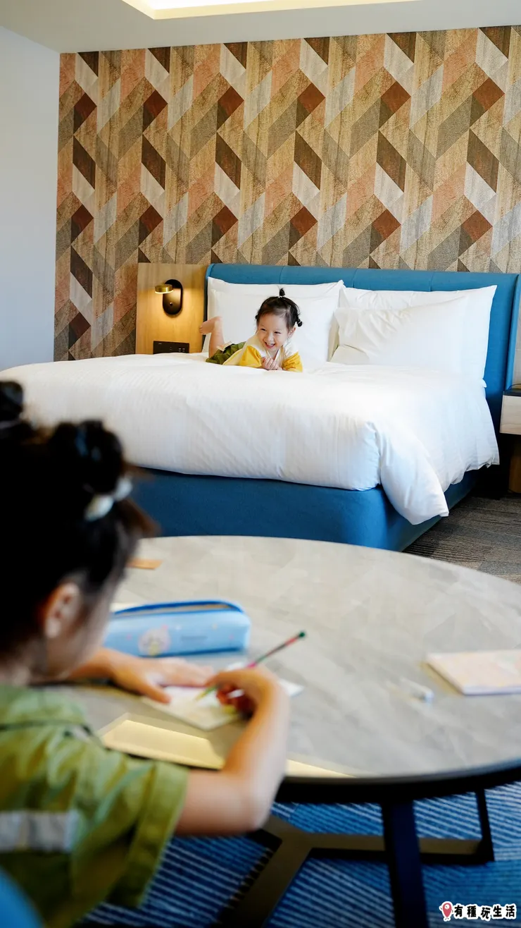 桌子很大小珍珠姐姐畫畫做美勞超適合！