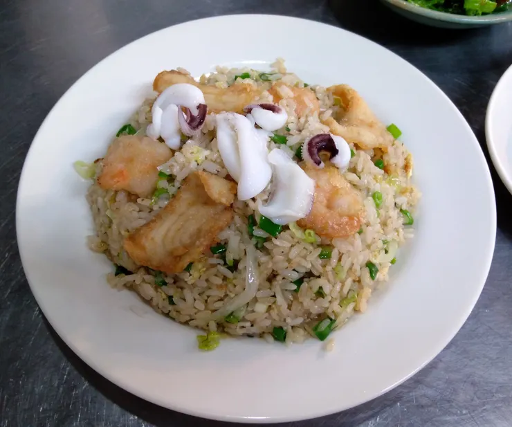 三鮮蛋炒飯，魚片好好吃~