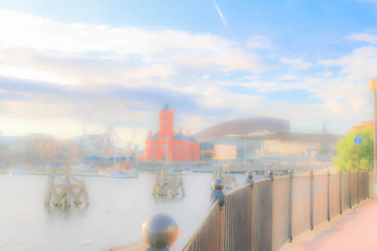 卡地夫灣岸邊觀望著喧囂的場景