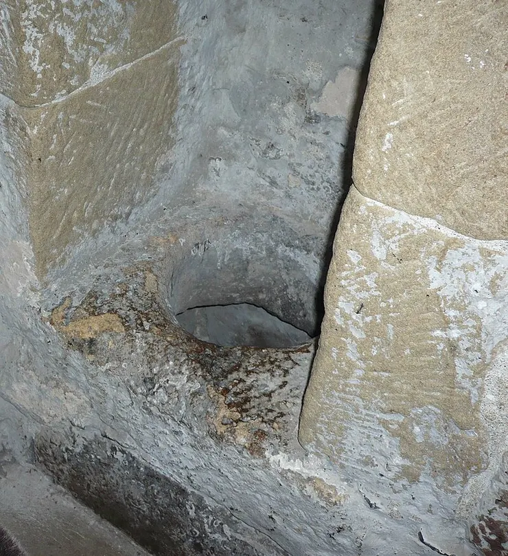 位於威爾士奇克城堡的13世紀晚期廁所內部。