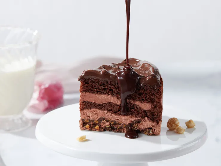 濃郁巧克力遇上卡士達醬與酥脆餅底，「愛戀巧克力蛋糕」完美詮釋知性與成熟魅力。（資料來源：LADY KELLY）