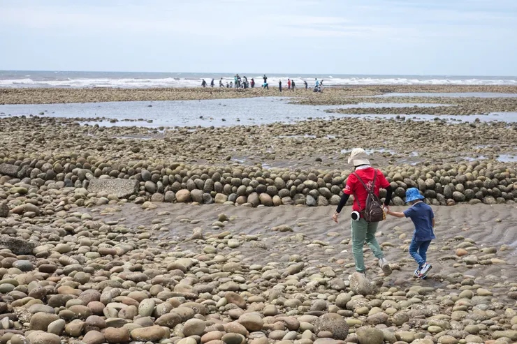 老師正牽著小學員走進深圳石滬尋寶