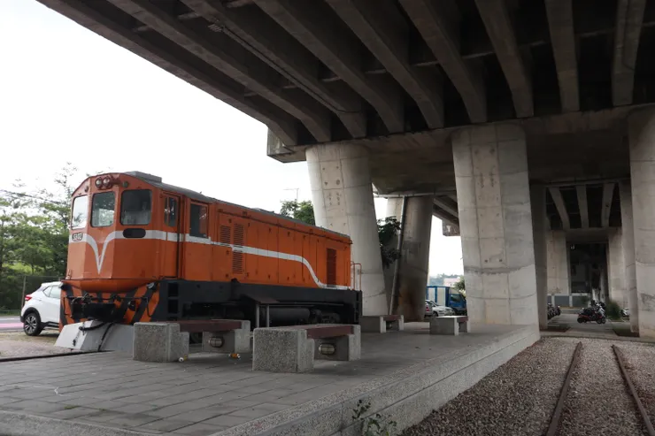 以島式月台意象打造的休憩平台