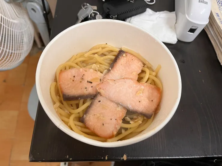 辣味煙燻鮭魚吸管麵，鮭魚就上面那四片而已。