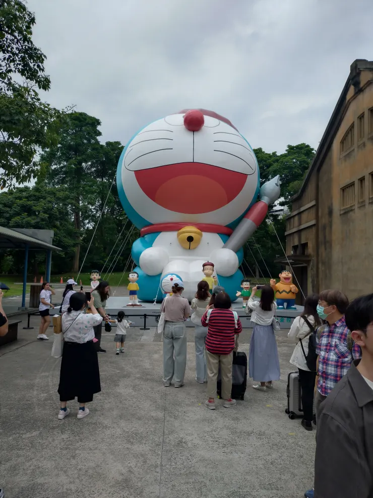 外面的哆啦A夢，沒有買票進場也可以合照。