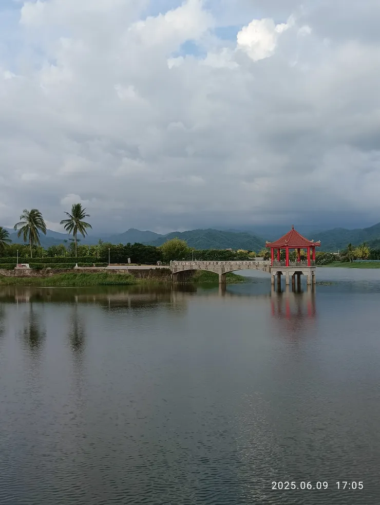 紅亭影映倦足佇