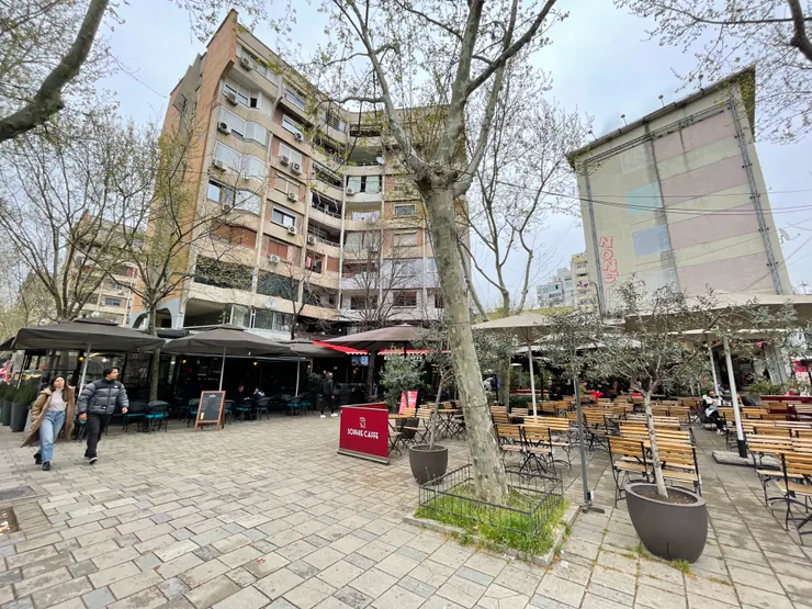 D1 巷子穿出就是店家與十字路口