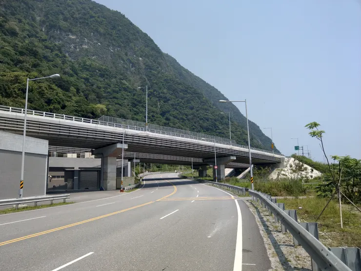 過共構路段終點，取右線走台九丁（舊蘇花），上方是台九線（蘇花改）。