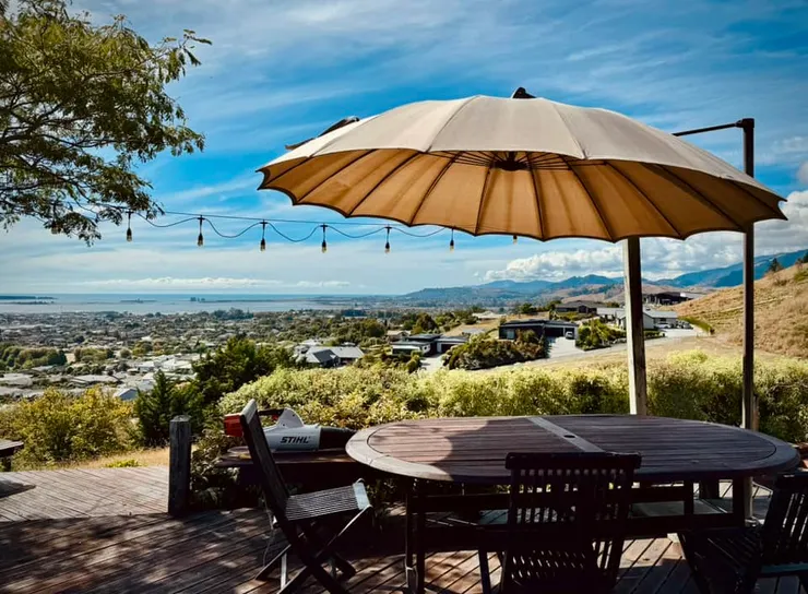 秋天的南島,很適合帶本書跟一杯咖啡坐在自家陽台發呆看書