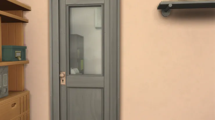 這是校長室的門，裝有玻璃窗。